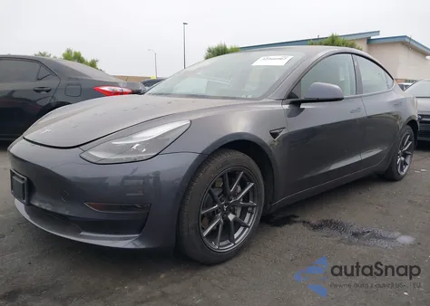 2021 Tesla Model 3 Standard Range Plus Rear-Wheel Drive z USA, uszkodzony, nr VIN 5YJ3E1EA1MF052590